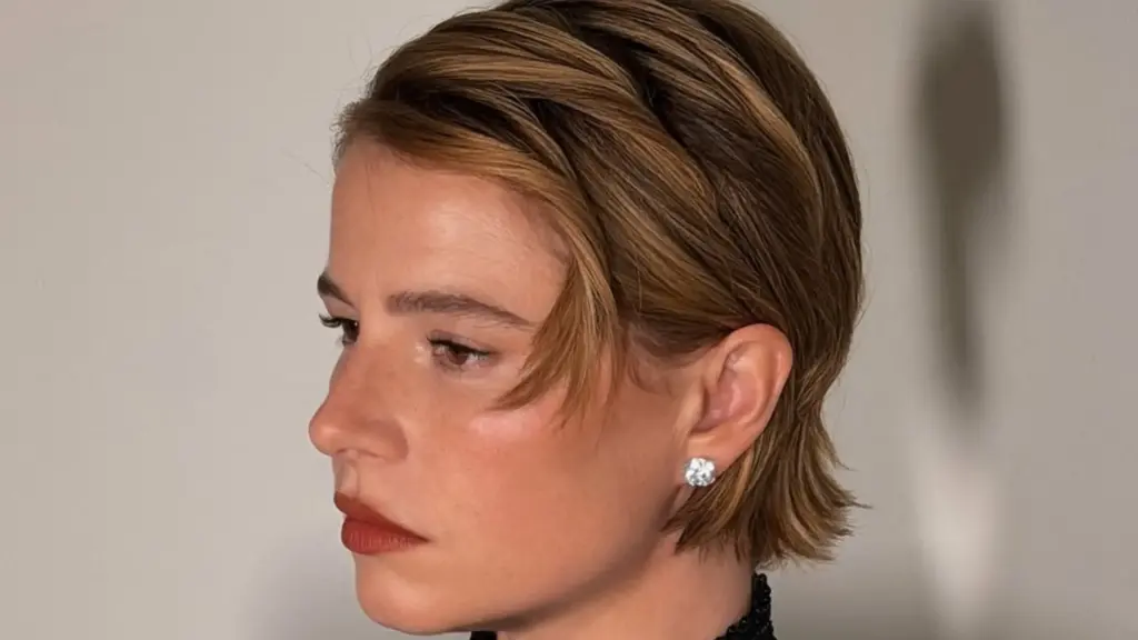 “Tucked pixie” saç stili baharın ritmini belirliyor