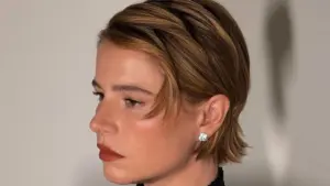 “Tucked pixie” saç stili baharın ritmini belirliyor