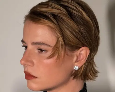 “Tucked pixie” saç stili baharın ritmini belirliyor