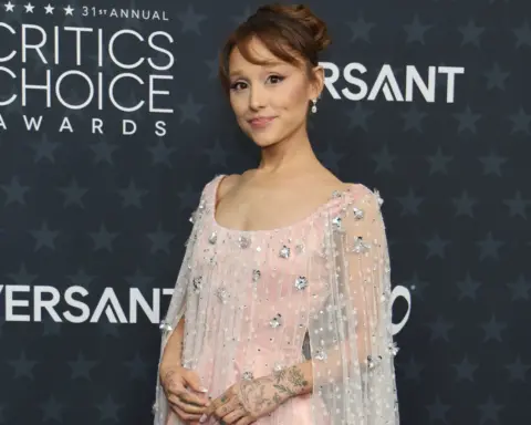 Wicked etkisi kırmızı halıda: Ariana Grande’nin Critics Choice stili