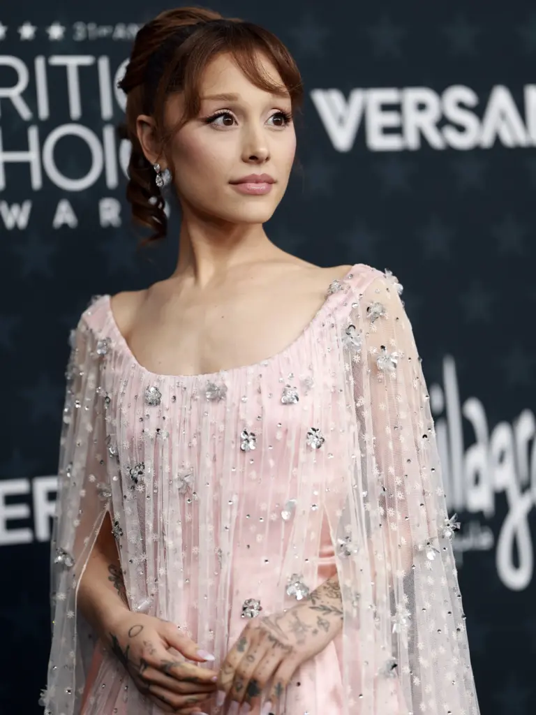 Ariana Grande’nin Critics Choice stili