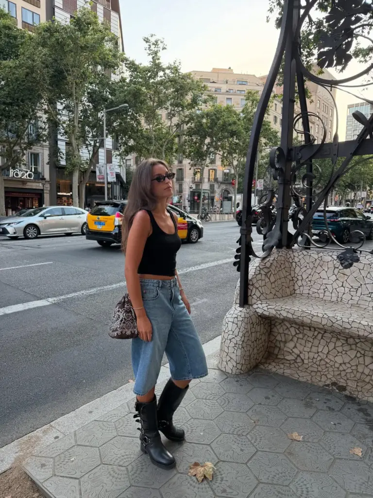 Denim bermuda şortlar ve çizmeler
