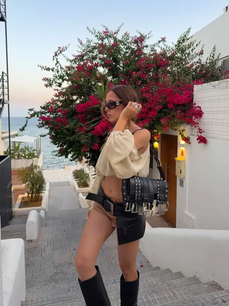 Çizmeler ve mini şortlar