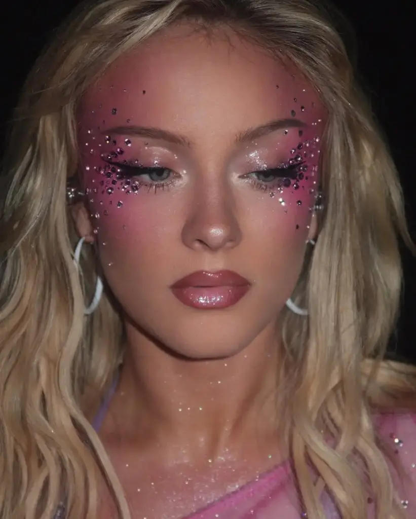 Zara Larsson’ın monokrom renk oyunları