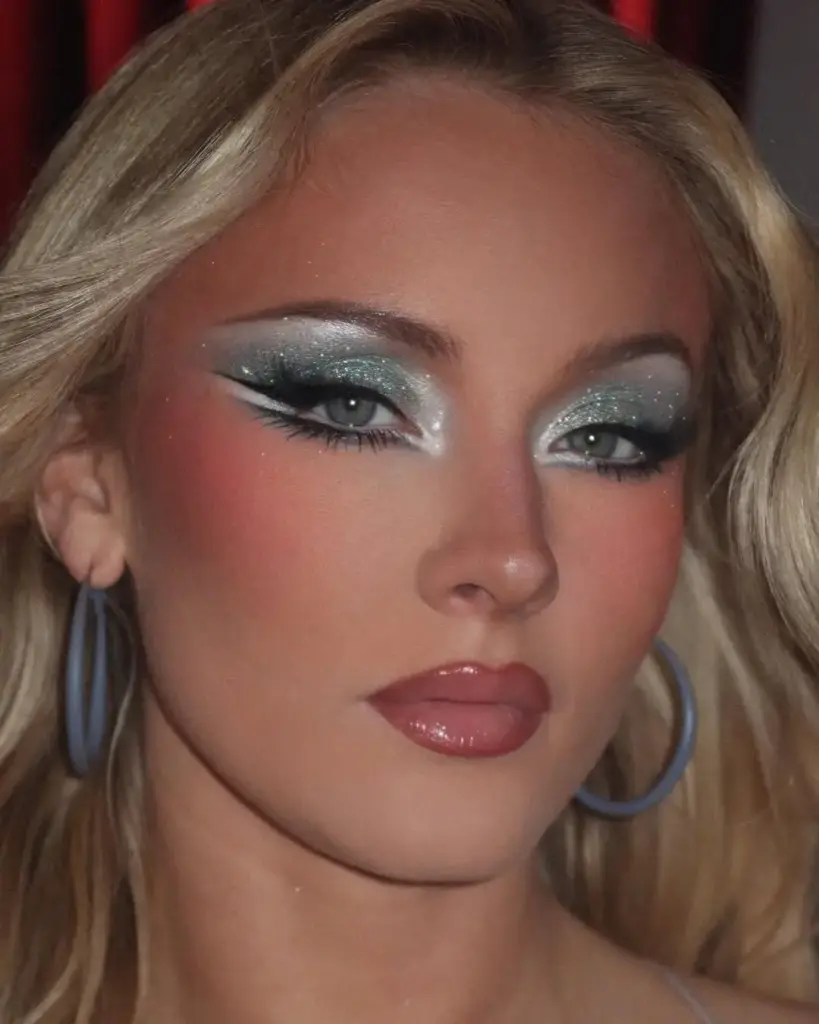 Mavinin hareketli yorumu