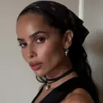zoe-kravitz-office-siren-trendini-bandana-ile-guncelledi