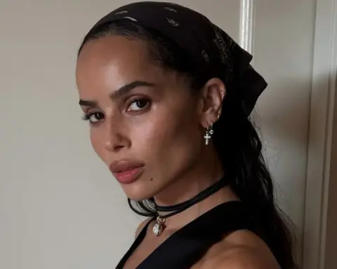 zoe-kravitz-office-siren-trendini-bandana-ile-guncelledi