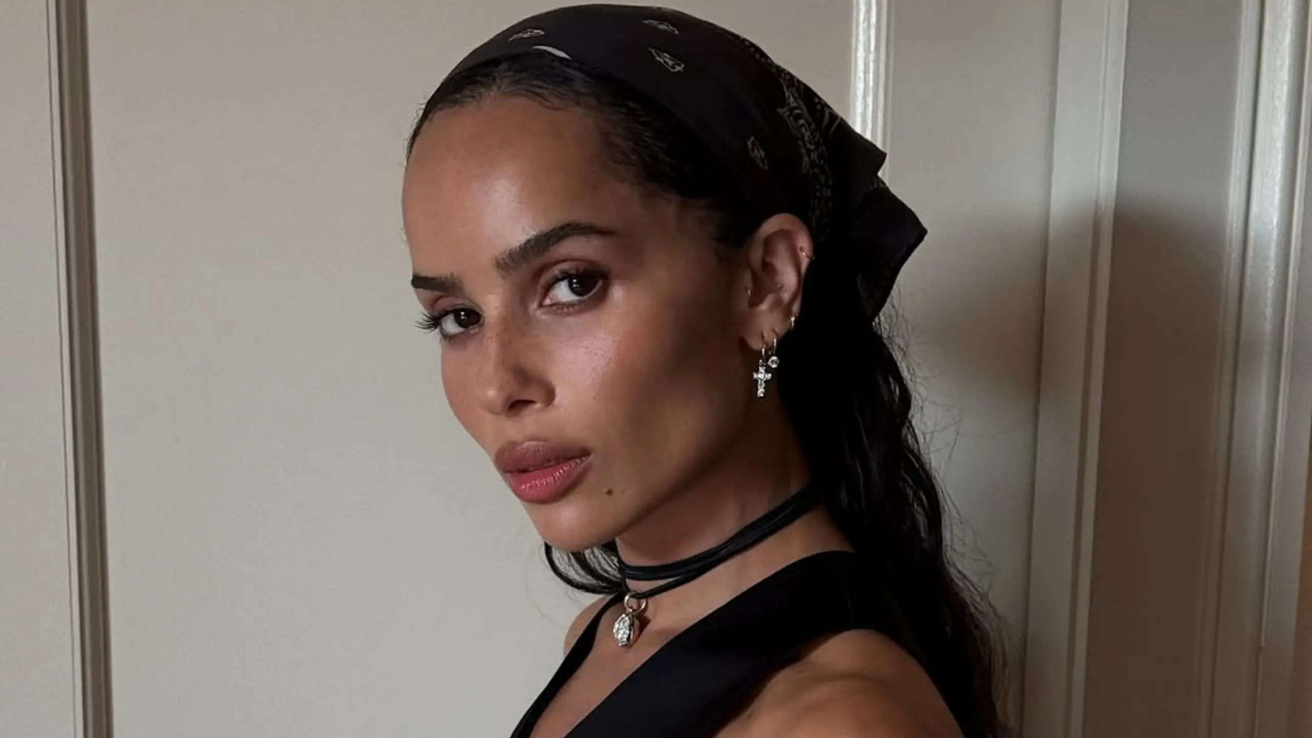 zoe-kravitz-office-siren-trendini-bandana-ile-guncelledi