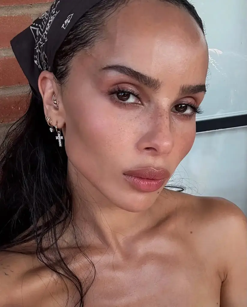 Zoë Kravitz "Office Siren" trendini bandana ile güncelledi